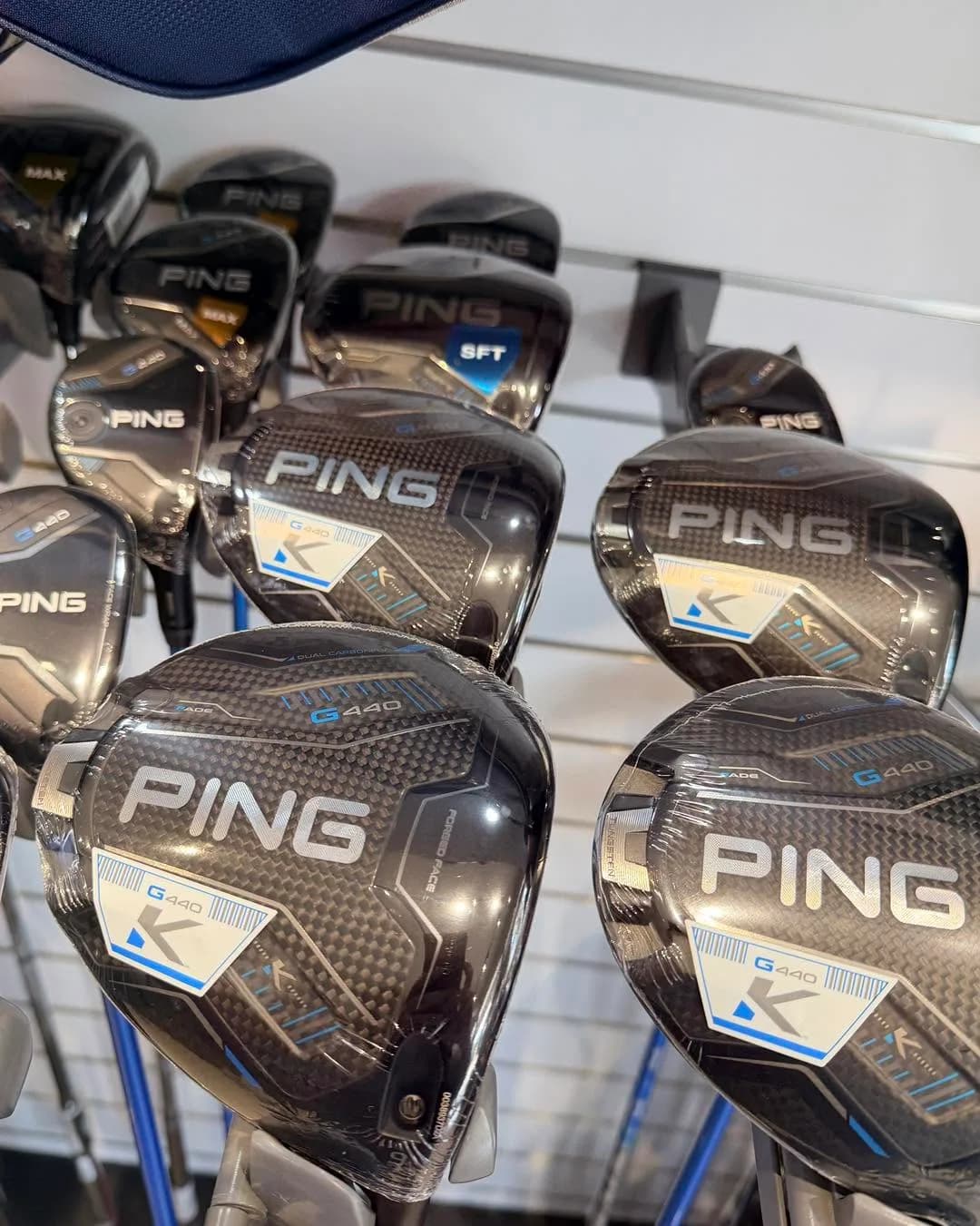 門市牆面陳列的 PING G440 一號木