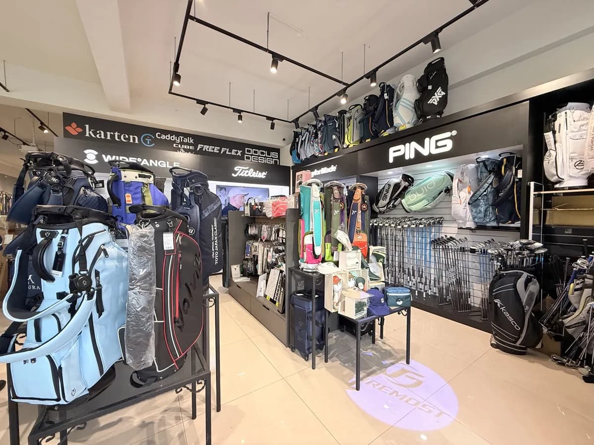 方圓高爾夫門市內部,牆面陳列 PING 球袋與各品牌球桿